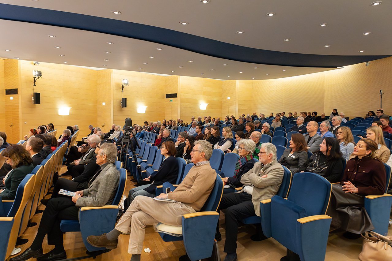 Augustinum Klinik Symposium Besucher*innen Ein seitlicher Blick auf die im Theatersaal sitzenden Besucher*innen der Veranstaltung