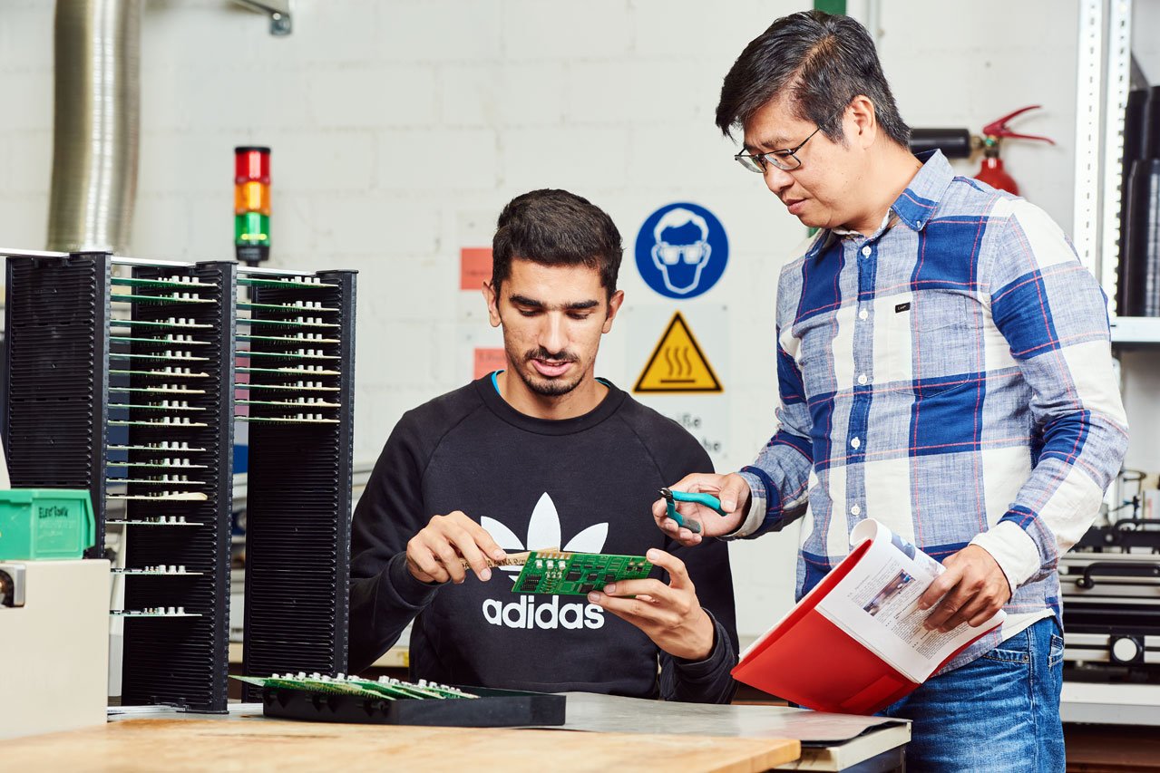 Elektronikabteilung Ein Klient und ein Mitarbeiter der Elektronikabteilung