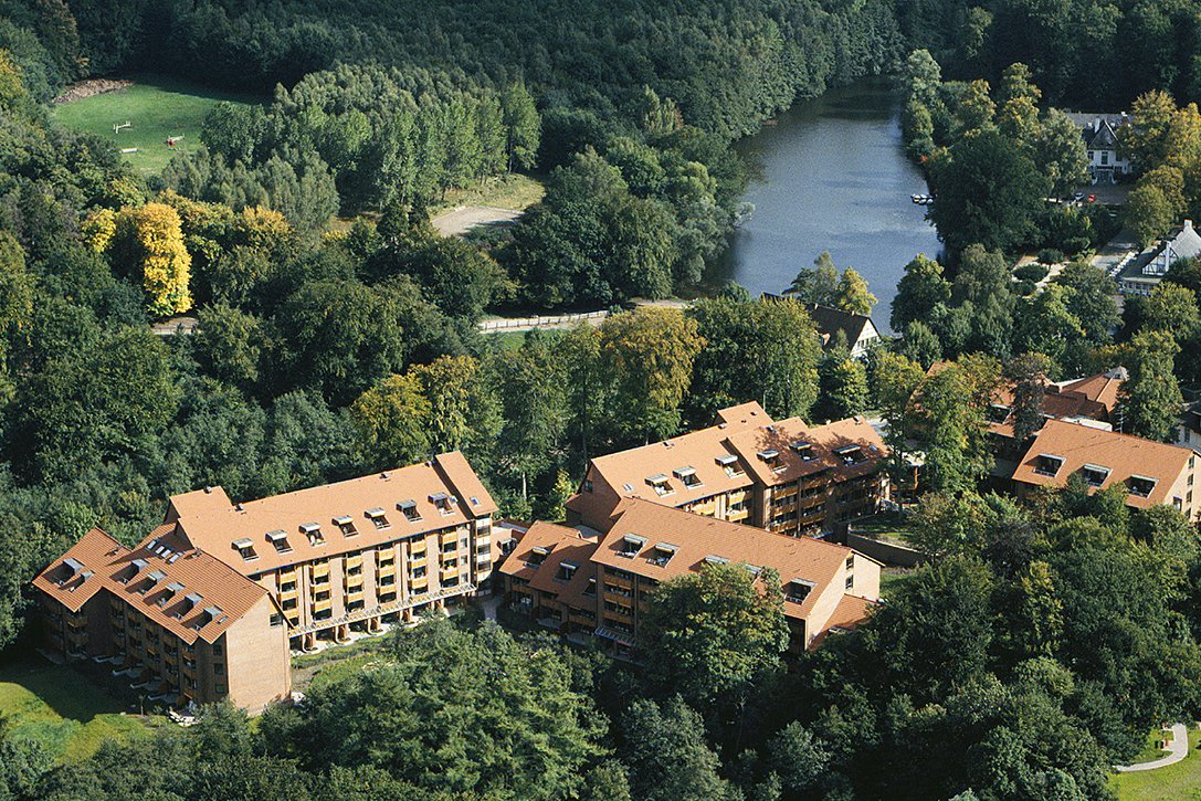 Eingebettet in die Erholungslandschaft des Sachsenwalds liegt die Seniorenresidenz Augustinum Aumühle ruhig und grün vor den Toren Hamburgs. Luftaufnahme der Seniorenresidenz Augustinum Aumühle bei Hamburg