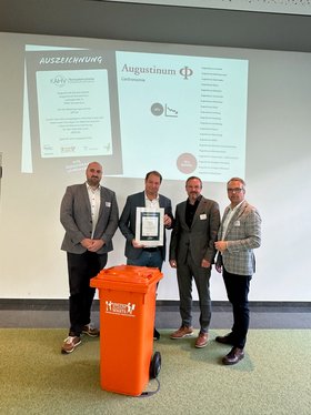 Augustinum Magazin Abfall-Auszeichnung Mitarbeiter der Augustinum Service Gesellschaft und der Leiter der Organisation "United against Waste" bei einer Verleihung