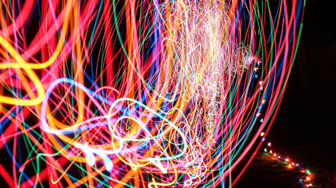 Lichtspuren vor schwarzem Hintergrund