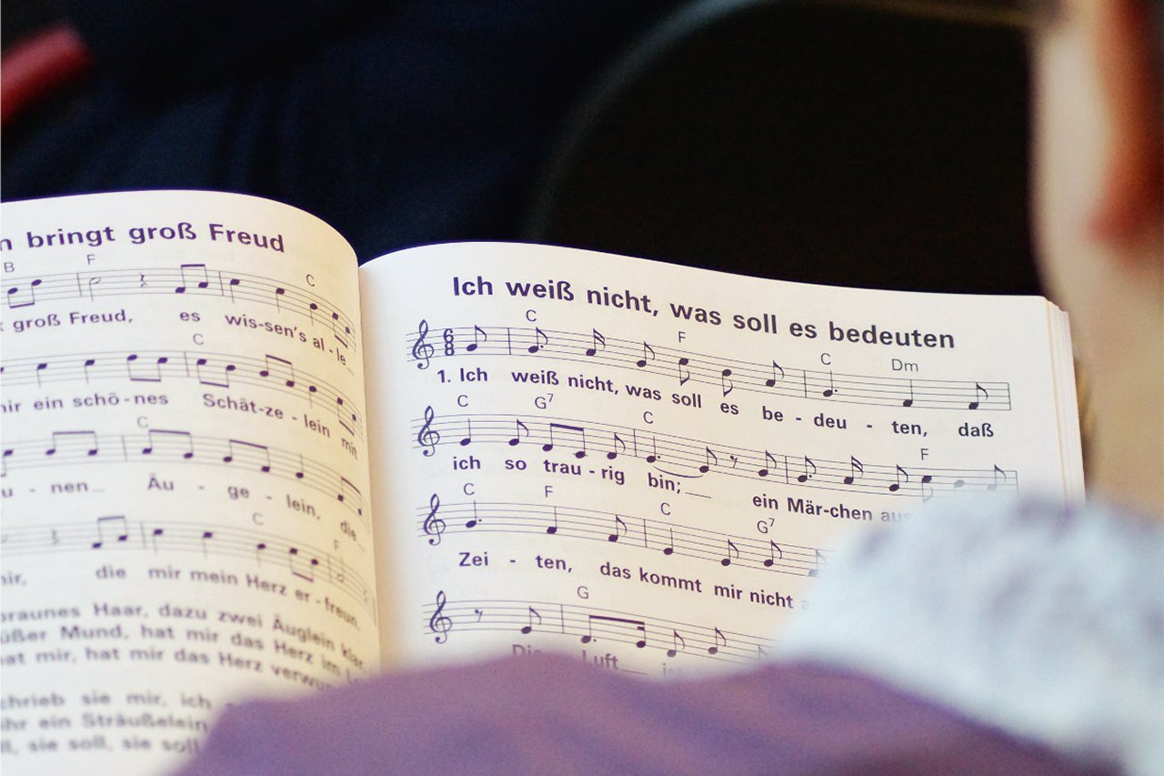 Ein angeschlagenes Heft mit Musiknoten 