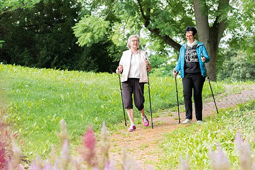 Zwei Nordic Walkerinnen im Garten des Augustinum Essen