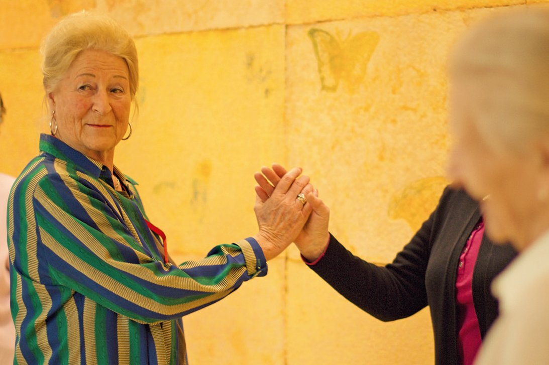 Ältere Dame bei Tanzen