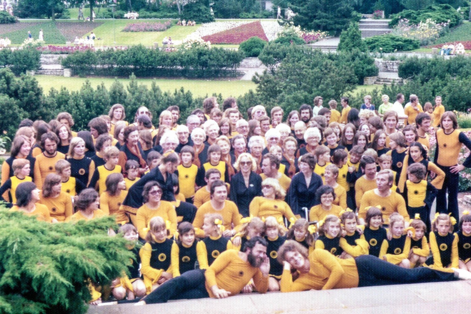 Gymnastrada Gruppenbild Menschen in Gymnastikanzügen