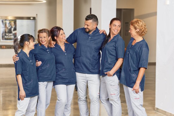 Ein Gruppenbild von Mitarbeiter*innen des Augustinum