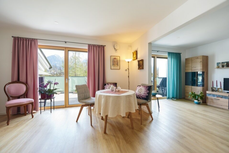 Augustinum Berchtesgadener Land Seniorenwohnen Appartement Ein großflächiges Appartement mit großen Fenstern