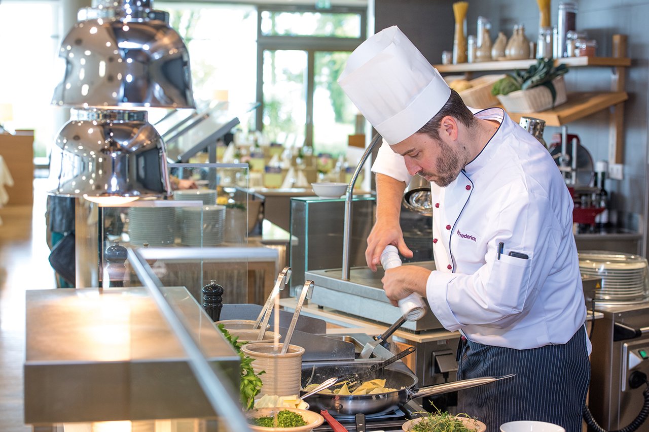 Im Augustinum wird mit hochwertigen Zutaten frisch gekocht. Im Augustinum wird mit hochwertigen Zutaten frisch gekocht.