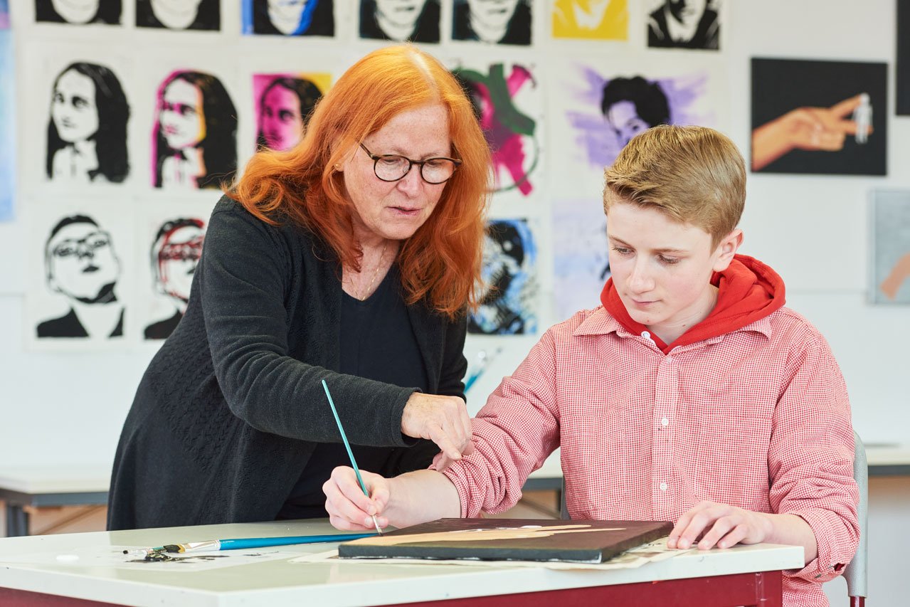 Kunsterziehung Eine Lehrerin der Samuel-Heinicke-Realschule gibt einem Schüler Tipps im Kunstunterricht