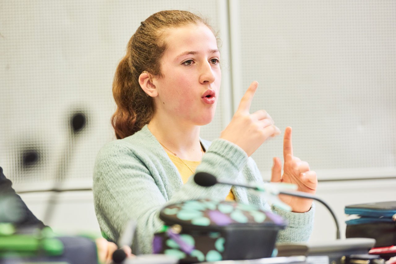 Gebärdenkompetenz Eine Schülerin der Samuel-Heinicke-Realschule erklärt etwas in Gebärdensprache