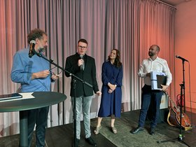 Augustinum Atelier Publikumspreis Ujvari Der Preisträger Jakob Ujvari, der Geschäftsführer des Augustinum und das Verleihungsteam des euwards bei der Preisverleihung