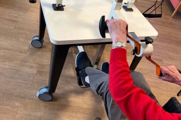 Augustinum Tagespflege Ein*e Senior*in an einem Sportgerät