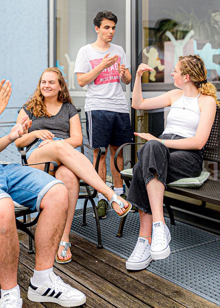 hörgeschädigte Jugendlichen des Augustinum Studienheims unterhalten sich in Gebärdensprache