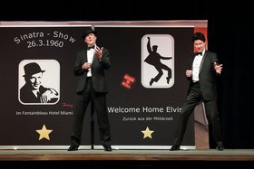 Augustinum Magazin Elvis und Sinatra Frank-Sinatra-Interpret und Elvis-Interpret auf einer Bühne