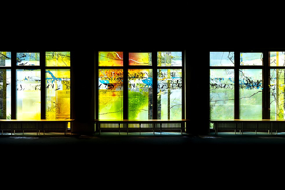 Zeitgenössische Kunst finden Sie überall im Augustinum. Seit Ostern 2019 wird die Simeonskapelle von neuen Fenstern des Glaskünstlers Lukas Derow geschmückt. Zeitgenössische Kunst finden Sie überall im Augustinum. Seit Ostern 2019 wird die Simeonskapelle von neuen Fenstern des Glaskünstlers Lukas Derow geschmückt.