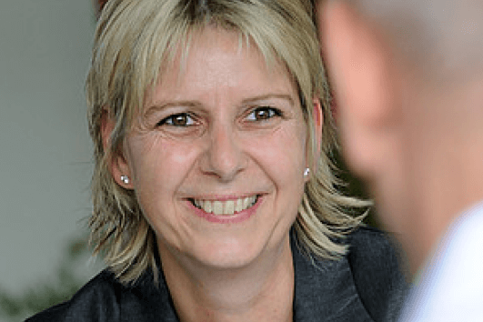 Ihre Absicherung gegen hohe Pflegekosten Augustinum Mitarbeiterin bei der Beratung