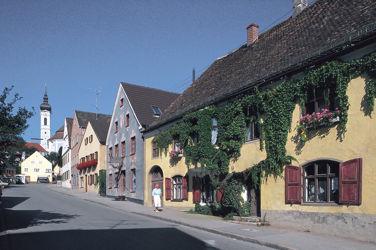 Dießen hat sich den ländlichen Charme einer bayerischen Kleinstadt bewahrt, bietet aber alles, was einen bekannten Erholungs- und Kurort ausmacht, von Ärzten bis zu Einkaufsmöglichkeiten. Dießen hat sich den ländlichen Charme einer bayerischen Kleinstadt bewahrt, bietet aber alles, was einen bekannten Erholungs- und Kurort ausmacht, von Ärzten bis zu Einkaufsmöglichkeiten.