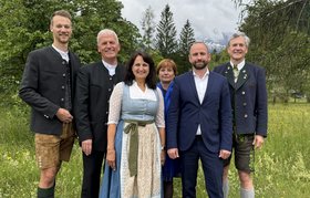 Augustinum Berchtesgadener Land Abschied Heike Winkler Gruppenfoto von Mitarbeiter*innen des Augustinum Berchtesgadener Land, darunter der Geschäftsführer und Heike Winkler, ebenso der Geschäftsführer der Augustinum Gruppe und der Bürgermeister