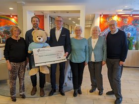 Augustinum Dortmund Spende Deutscher Kinderhospizdienst Ein Gruppenbild von dem Direktor des Augustinum Dortmund, Malte Schmidt vom Deutschen Kinderhospizdienst und Senior*innen mit dem Spendenscheck für den Deutschen Kinderhospizdienst