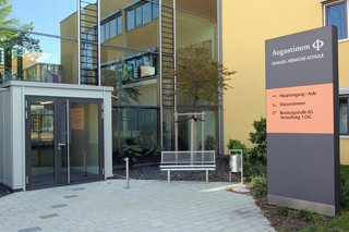 Eingang der Samuel-Heinicke Schule