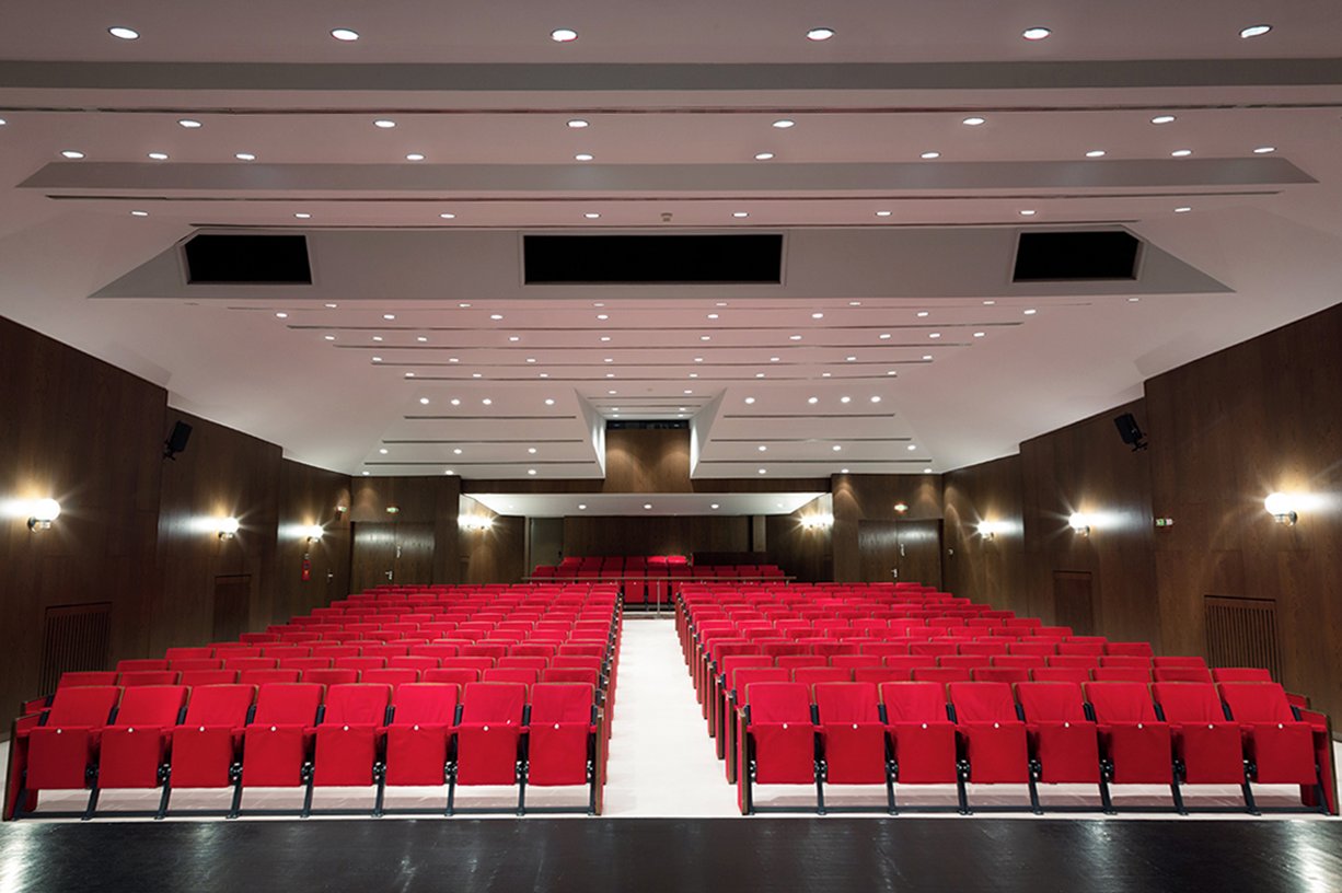 Im Theatersaal des Augustinum Essen wird ein hochkarätiges Kulturprogramm angeboten. 