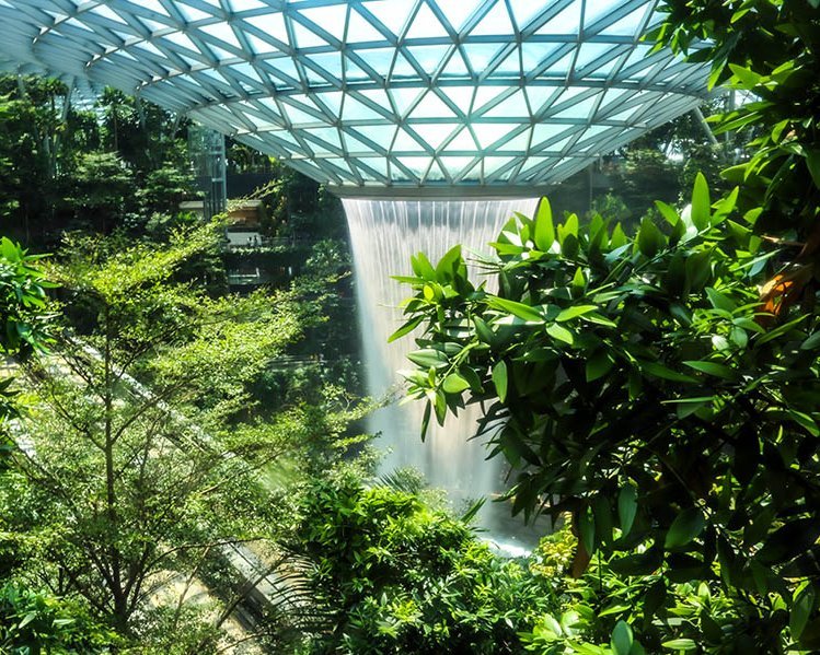 Künstlicher Wasserfall im Flughafen von Singapur