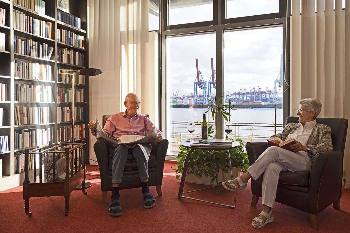 In der Bibliothek lässt sich bei Hafenblick und einem Glas Wein gut schmökern.