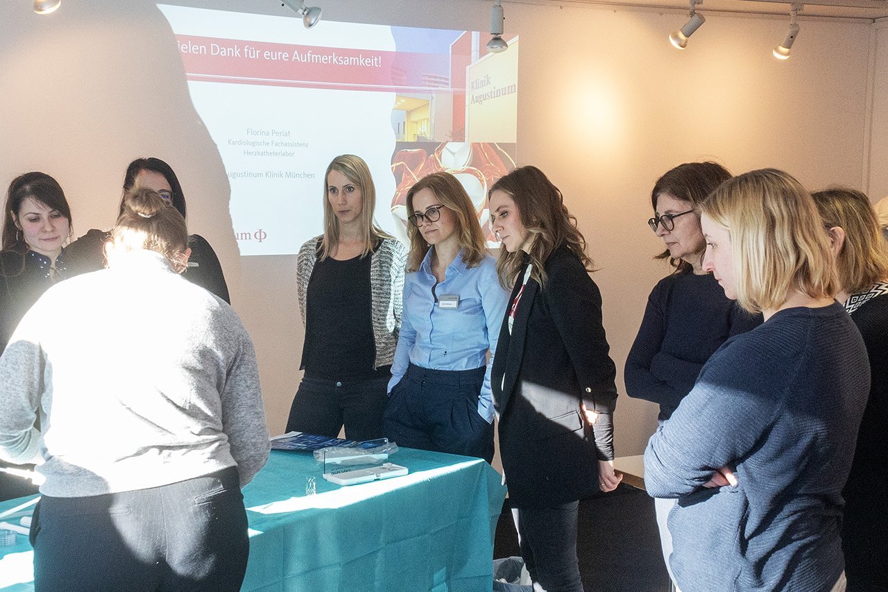 Augustinum Klinik Symposium Workshop Teilnehmerinnen des Symposiums bei einem Assistenz-Workshop