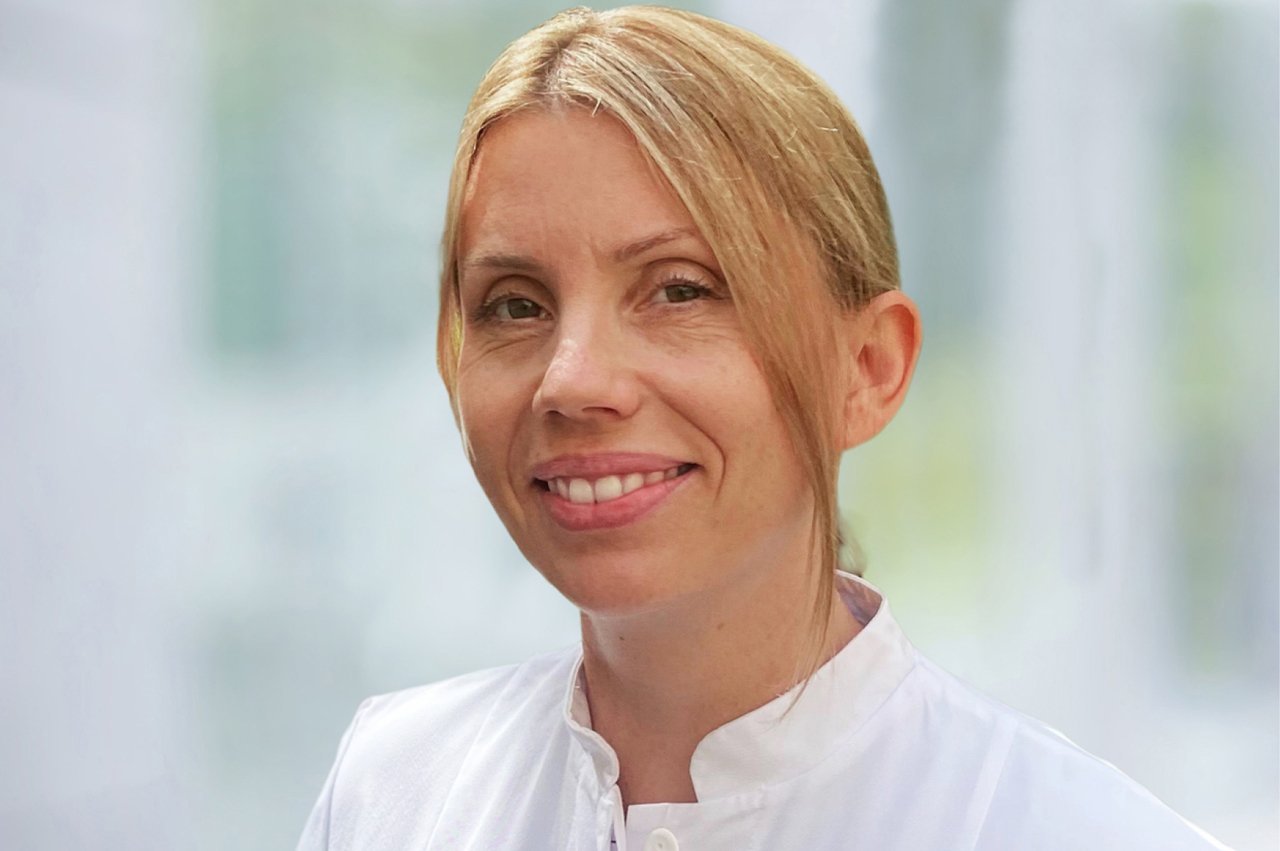 Dr. med. Lena Kreuzer Porträtaufnahme von Frau Dr. med. Lena Kreuzer, Oberärztin für die Nephrologie und Rheumatologie
