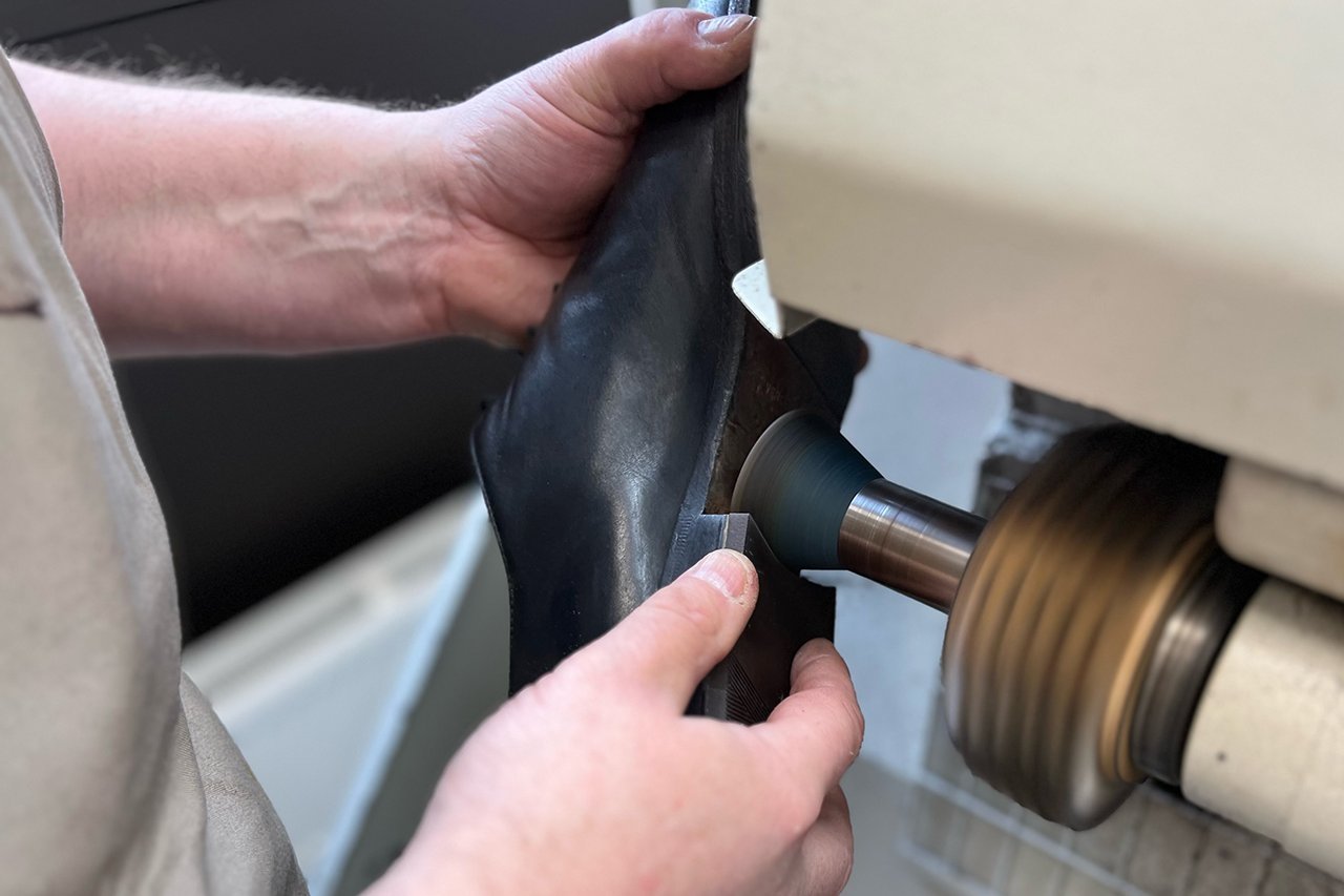 Überstehendes Material am Schuh wird mithilfe eines Schleifkonus abgetragen 