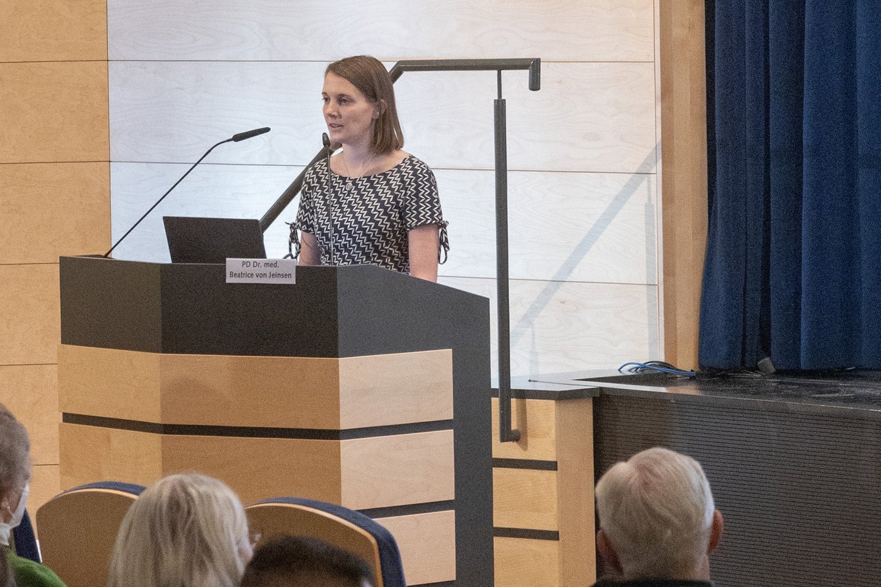 Augustinum Klinik Symposium Dr. von Jeinsen Die Privatdozentin Dr. von Jeinsen referiert an einem Rednerpult vor dem Publikum