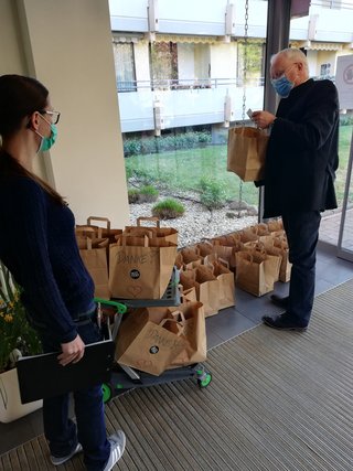 Verein spendiert den Mitarbeiterinnen und Mitarbeitern ein Frühstück Verein spendiert den Mitarbeiterinnen und Mitarbeitern ein Frühstück