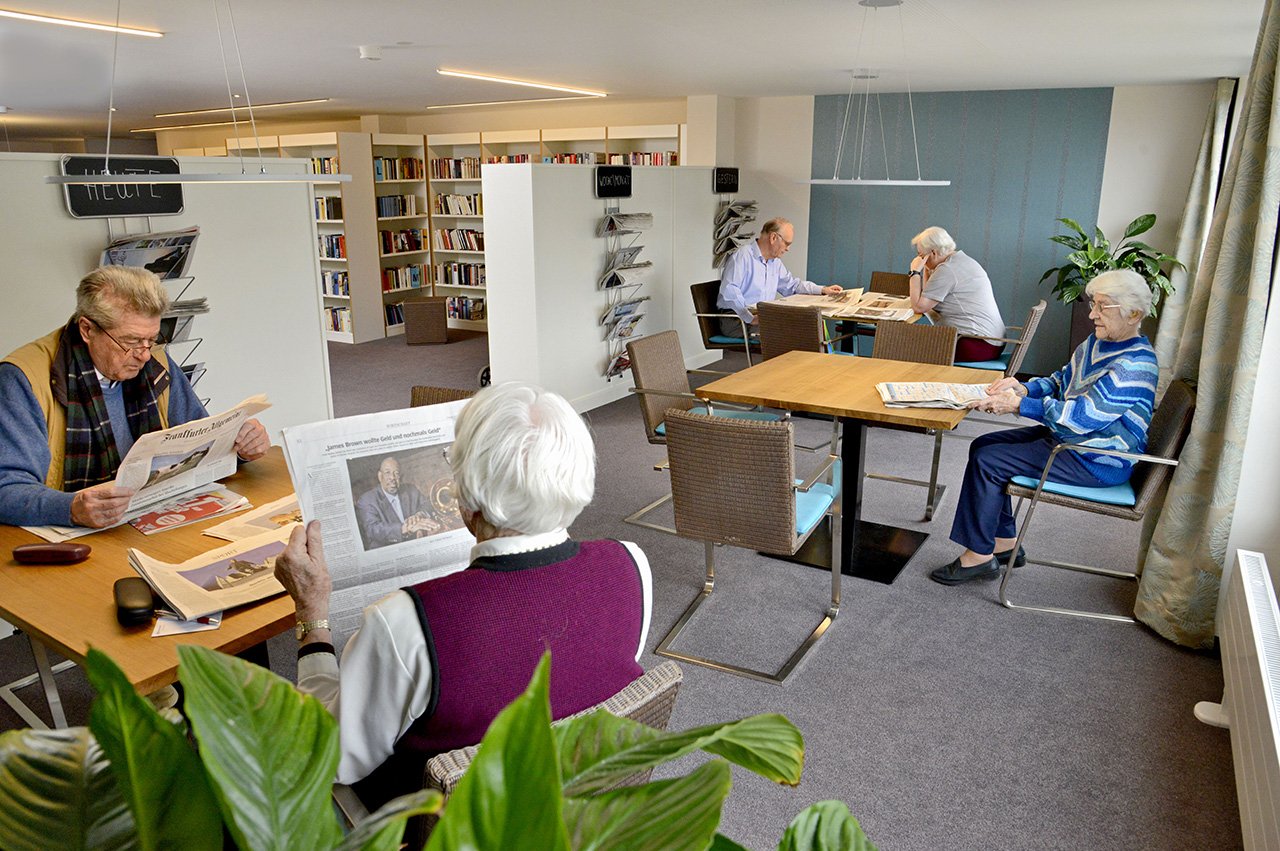 Neben Büchern warten in der Hausbibliothek auch mehrere aktuelle Tageszeitungen darauf, gelesen zu werden.