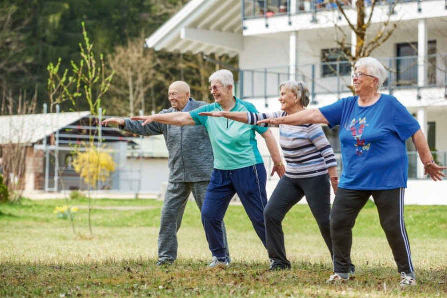 Augustinum Berchtesgadener Land Seniorenwohnen Yoga Eine Seniorengruppe macht Yoga im Freien