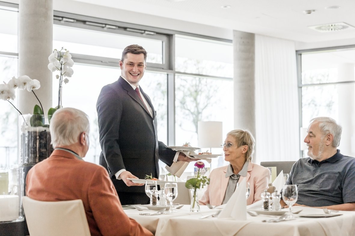 Unsere Mitarbeiter im Service sind auch persönliche Ansprechpartner und wissen um die Vorlieben einzelner Bewohner. Unsere Mitarbeiter im Service sind auch persönliche Ansprechpartner und wissen um die Vorlieben einzelner Bewohner.