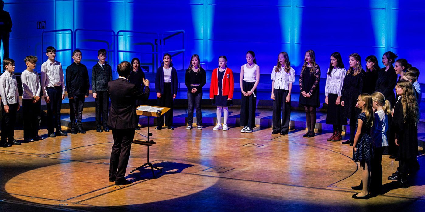 der Kinder-Konzertchoer der Chorakademie beim Weihnachtskonzert auf der Bühne des Augustinum Dortmund