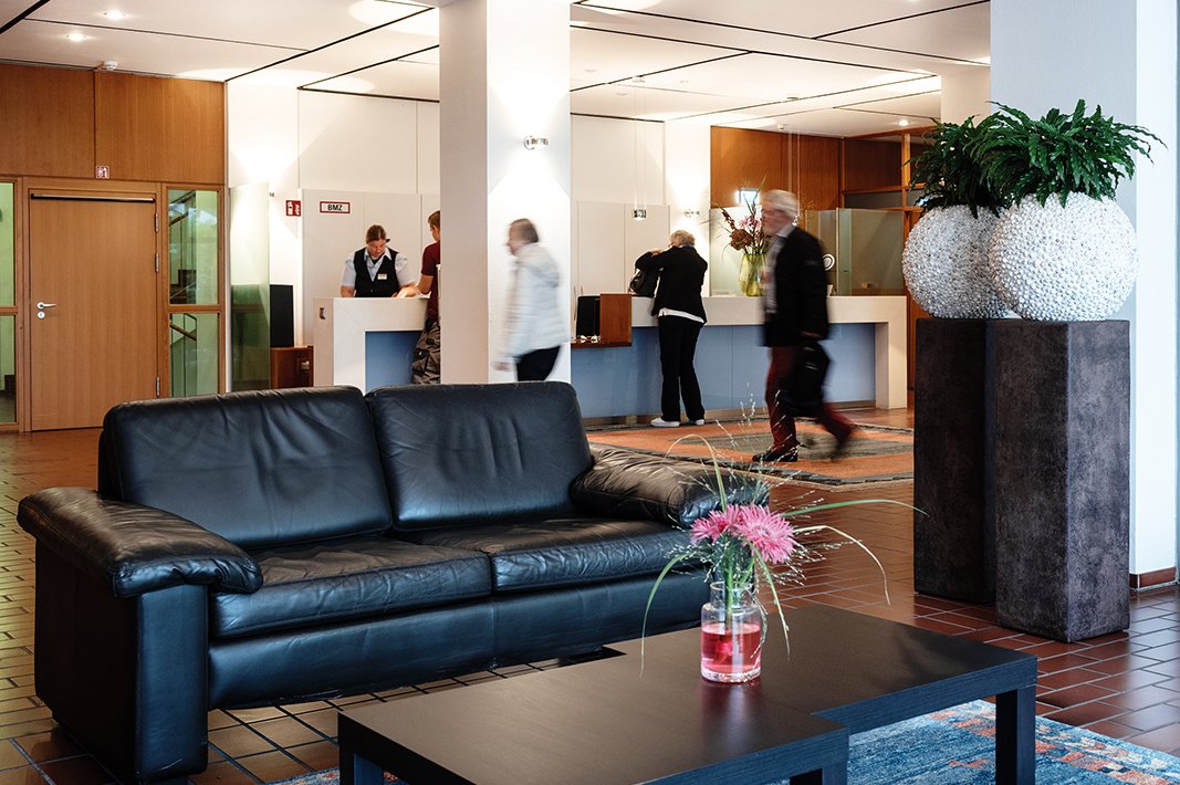 Gemütliche Sitzgruppen im Foyer sind Treffpunkte für Bewohner und Besucher.