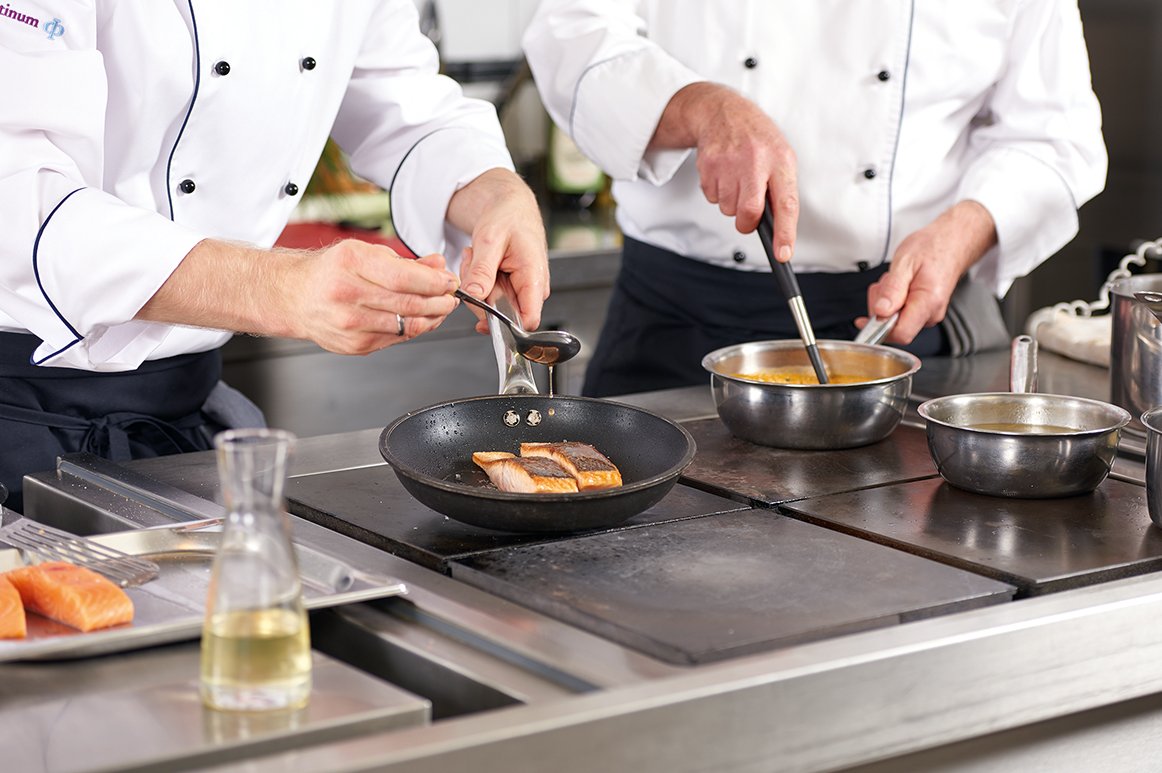 Unsere Köche verwenden nur beste Zutaten und kochen täglich frisch vier Mittagsmenüs für Sie zur Auswahl. Unsere Köche verwenden nur beste Zutaten und kochen täglich frisch vier Mittagsmenüs für Sie zur Auswahl.