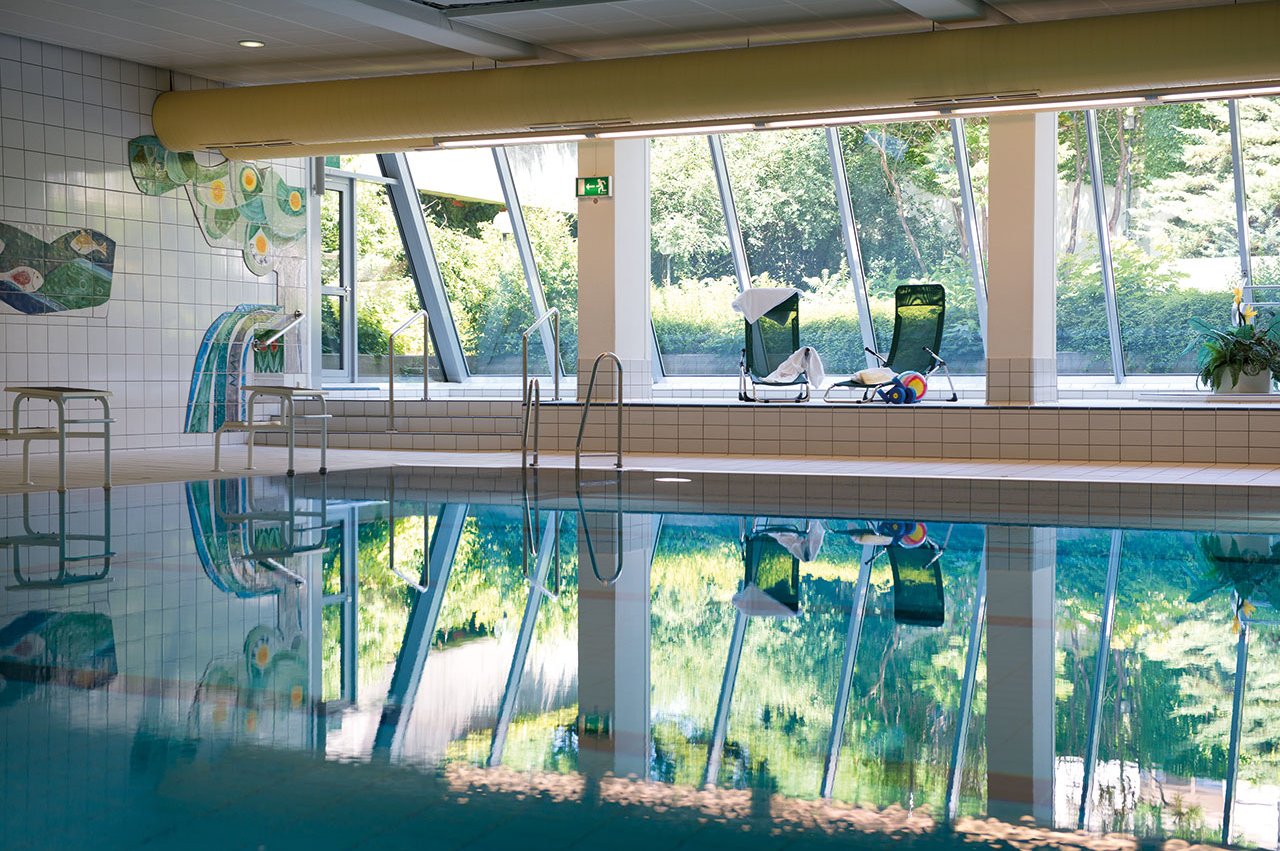 Im Augustinum München-Nord finden Sie auch einen großzügigen Wellnessbereich mit Schwimmbad und Sauna.
