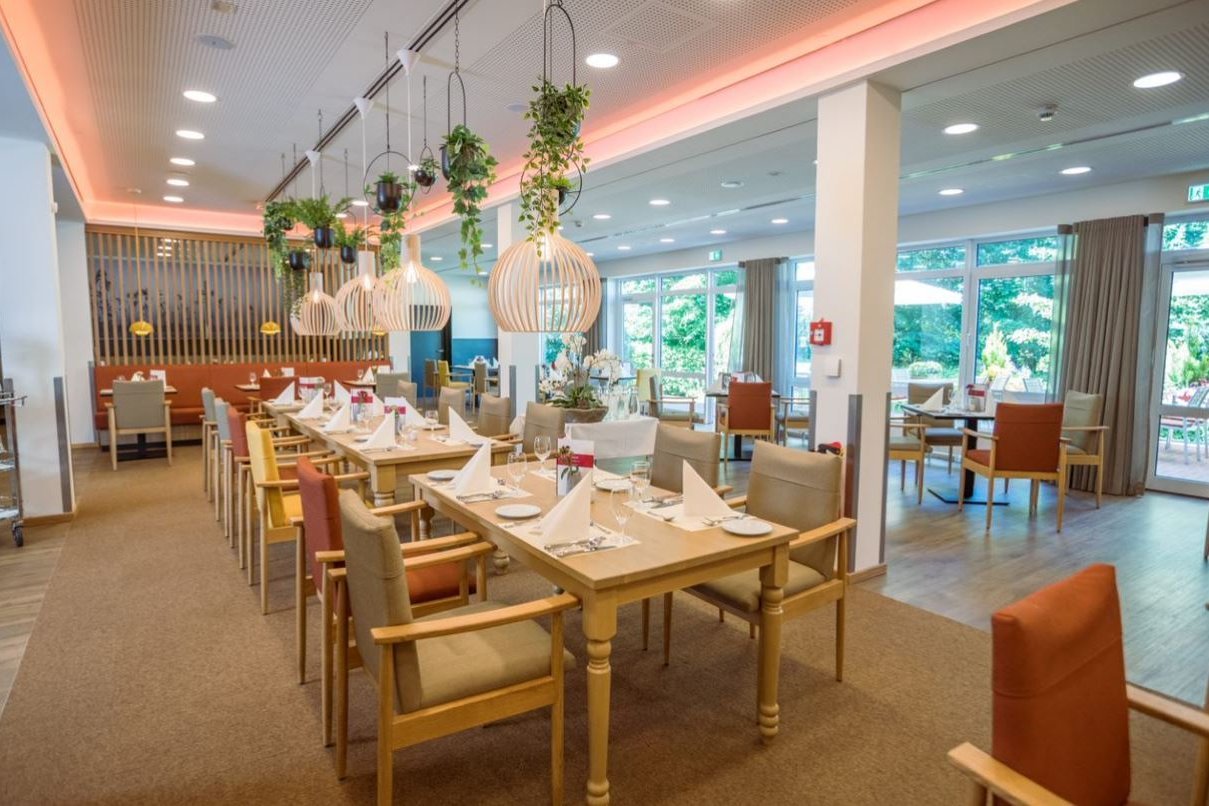 Im Restaurant treffen sich Bewohner*innen täglich zum Mittagsmenü Gedeckte Tische im Restaurant des Augustinum Mölln