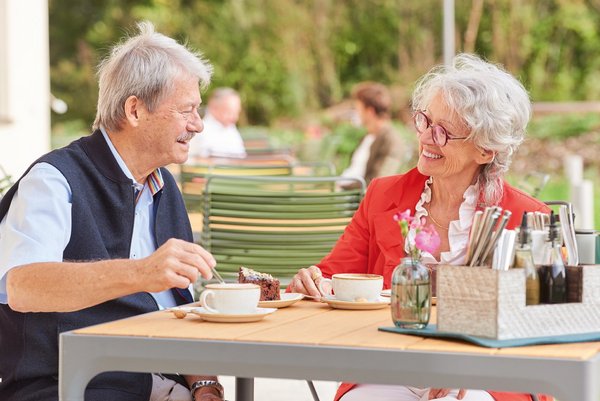 Die Terrasse des Vierundsiebzig Zwei Senior*innen trinken auf der Terrasse des Vierundsiebzig einen Kaffee
