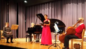 Augustinum München Nord Konzert Vier Musiker*innen sind auf einer Bühne und spielen ein Konzert