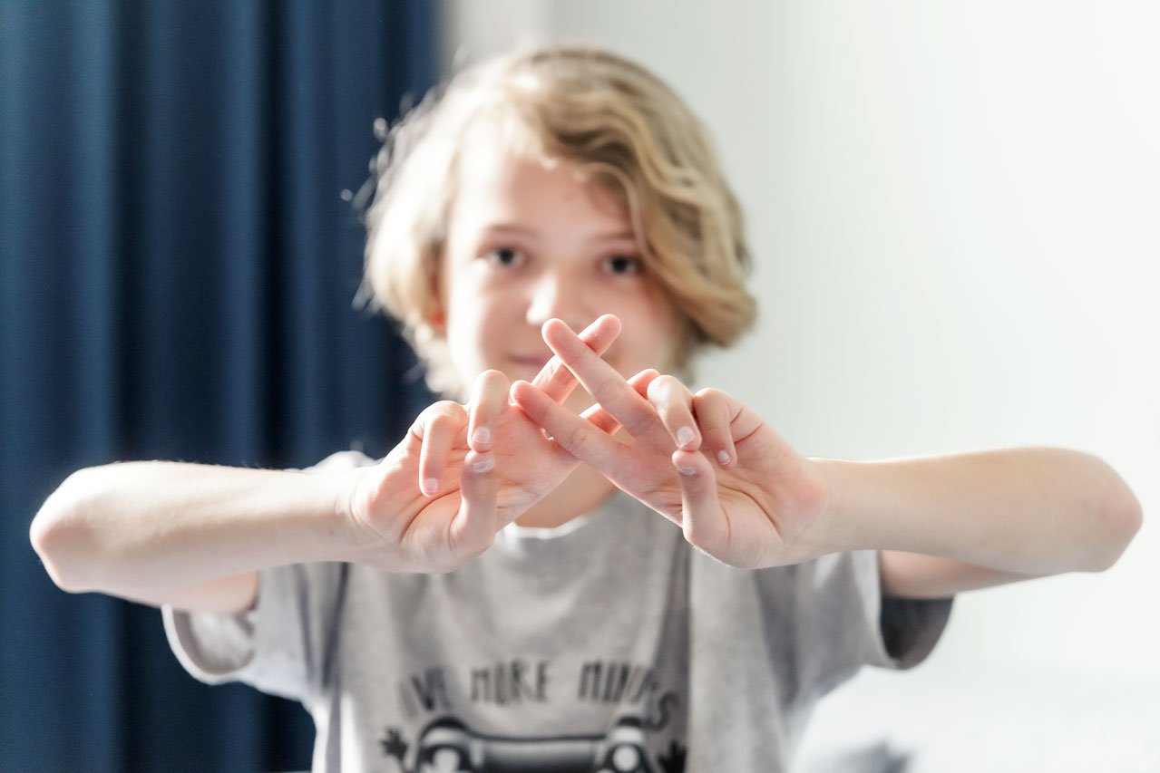 Ein Schüler des Studienheims zeigt mit seinen Händen ein Zeichen 