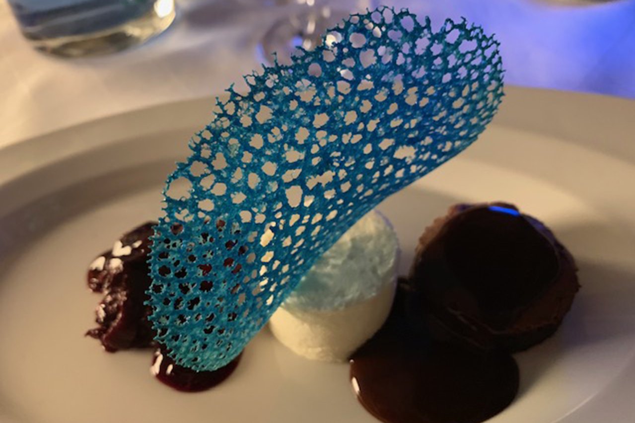 Bei Festen und Feiern zeigen Küche und Service, was sie können, wie hier mit einem maritimen Abendessen anlässlich des Kunstprojekts „Blueport“. 