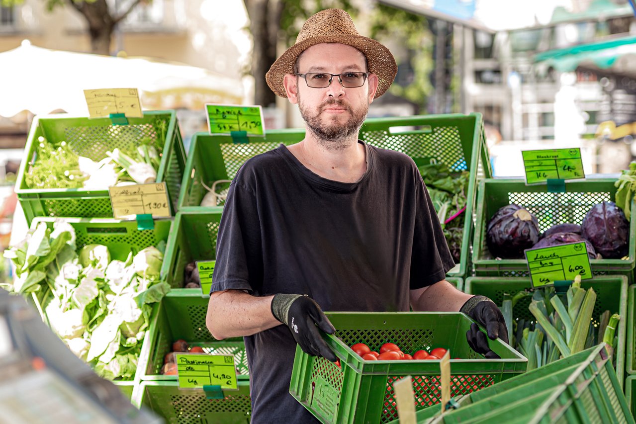 Marktverkauf Ein Klient der Augustinum Gärtnerei Hollern verkauft Ware auf dem Markt