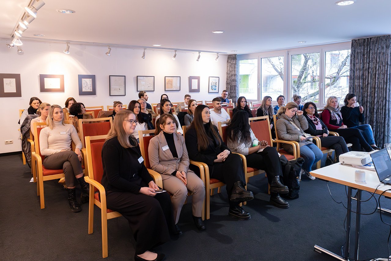 Augustinum Klinik Symposium Workshop Teilnehmer*innen eines Workshops sitzen auf Stühlen und blicken nach vorne