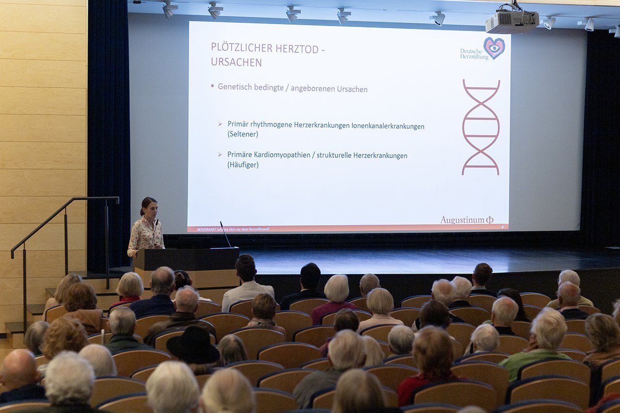 Augustinum Klinik Herzwochen Dr. von Jeinsen Die Privatdozentin Dr. von Jeinsen bei ihrem Vortrag vor dem Publikum im Theatersaal