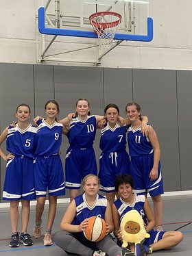 Augustinum Samuel-Heinicke-Realschule Basketball-Turnier Gruppenbild der Basketball-Spielerinnen der Samuel-Heinicke-Realschule vor einem Basketballkorb