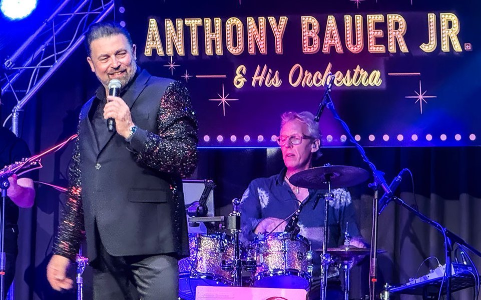 Anthony Bauer jr. singt Welthits auf der Bühne