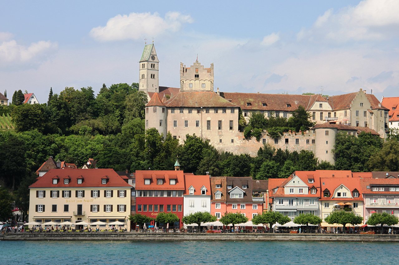 Die Seepromenade ist gesäumt von Cafés und Restaurants.